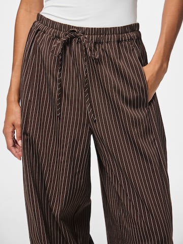 PIECES - Pierna ancha Pantalón en marrón