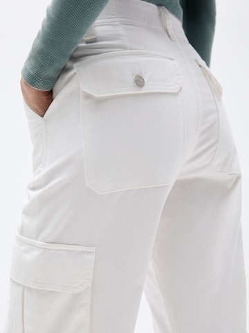 Pull&BearLoosefit Cargo hlače - bijela boja