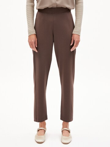 Regular Pantalon ' MAGDAALENA ' ARMEDANGELS en marron : devant