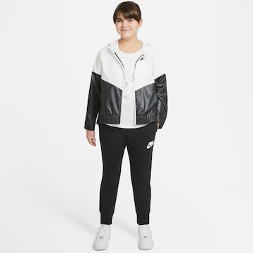 Nike Sportswear Tapered Broek in Zwart