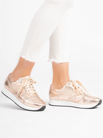 VITAFORM Sneakers in Gold
