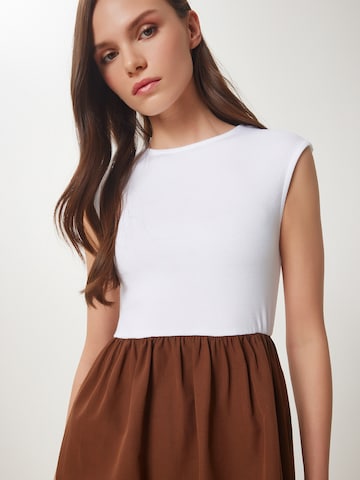 Happiness İstanbul Kleid in Braun