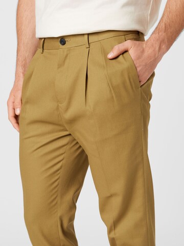 Coupe slim Pantalon à pince BURTON MENSWEAR LONDON en marron