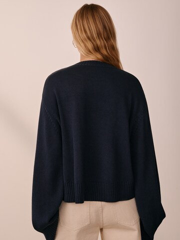 ABOUT YOU x Marie von Behrens Пуловер 'Gwen' в синьо
