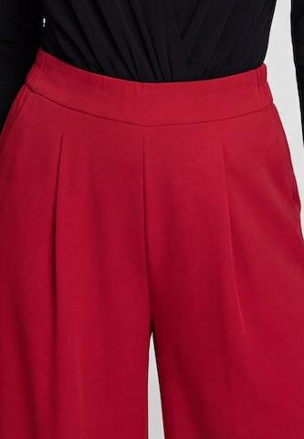 faina - Loosefit Calças com pregas em vermelho