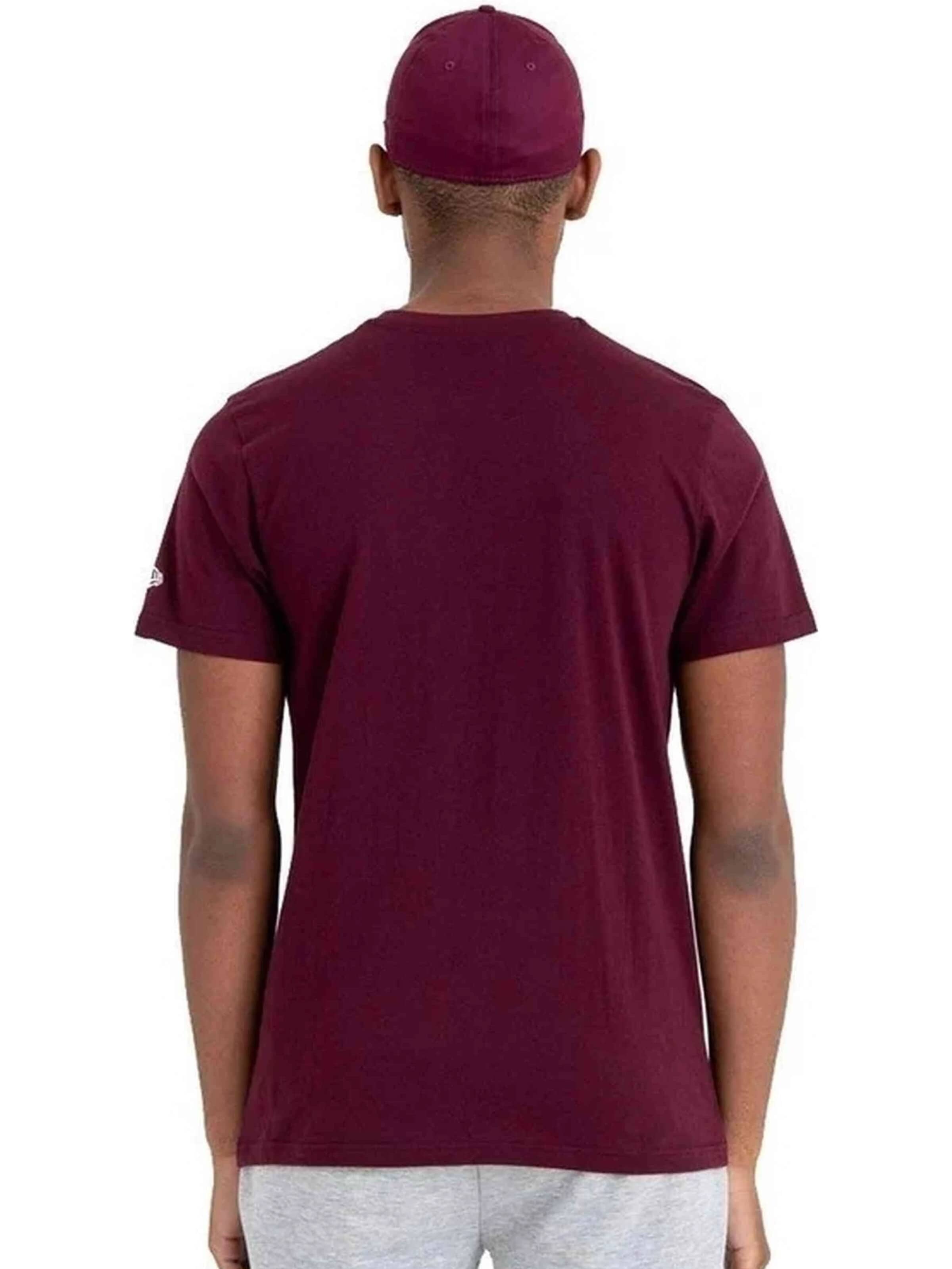 Maglietta 'Camiseta new era granate yankees nos mlb regular tee neyyan mrnwhi' di NEW ERA in rosso