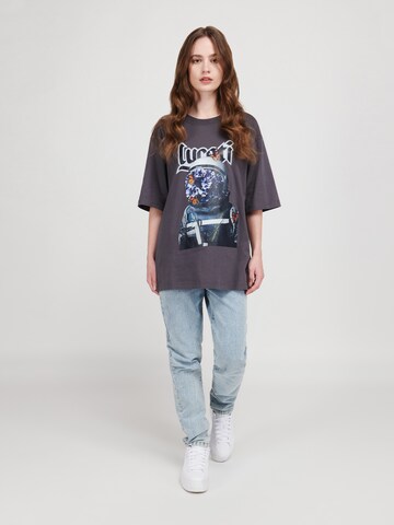 T-Shirt 'Light Astronaut' LYCATI exclusive for ABOUT YOU en gris