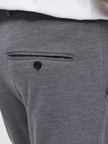 regular Pantaloni con pieghe di SELECTED HOMME in grigio