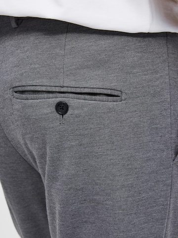 regular Pantaloni con pieghe di SELECTED HOMME in grigio