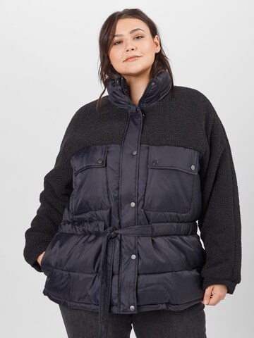 Urban Classics Демисезонная куртка 'Sherpa' в Черный: спереди