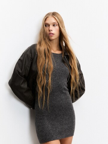 Pull&Bear Stickad klänning i grå