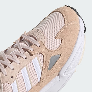 ADIDAS ORIGINALS Sneakers low 'Falcon' i beige