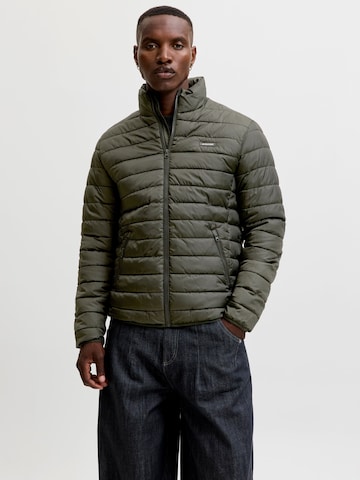 JACK & JONES - Chaqueta de entretiempo 'JJELVIS' en verde: frente
