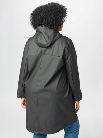 ONLY Carmakoma Regenjacke in Schwarz