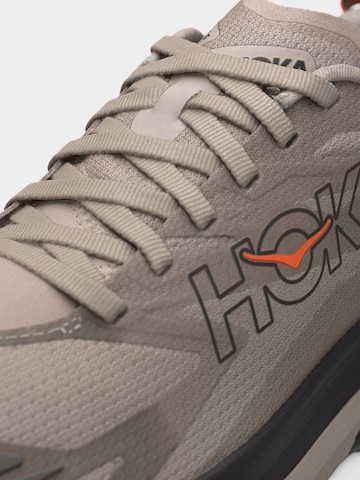 Chaussure de course 'Mafate 5' HOKA en gris