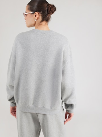 Nike Sportswear Tréning póló 'Studio' - szürke