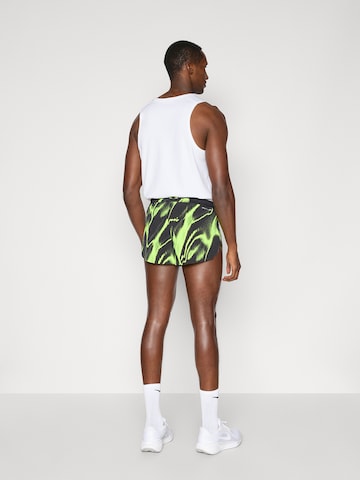 NIKE Regular Sportshorts 'AROSWFT' in Schwarz