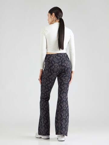 évasé Pantalon 'On A Winters Day' Blutsgeschwister en bleu