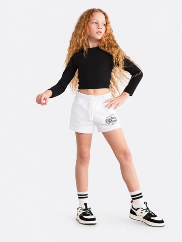 Grimelange Spodnie 'GRIMELANGE Jersey-Shorts mit Textdruck' w kolorze biały