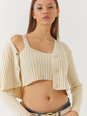 Geacă tricotată de la Bianco Lucci pe bej