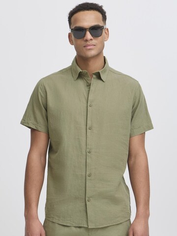 INDICODE JEANS - Ajuste regular Camisa 'IDMonk' en verde: frente