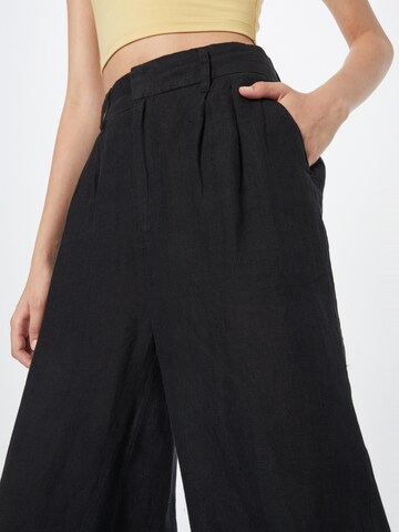 Gina Tricot Wide leg Veckad byxa 'Denise' i svart