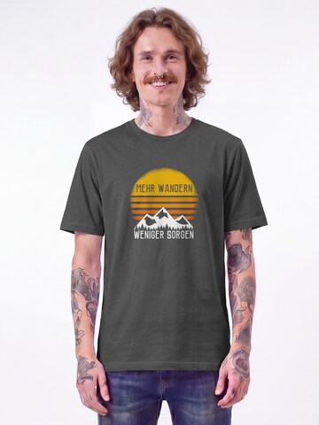 T-Shirt 'Mehr Wandern' Watapparel en gris : devant