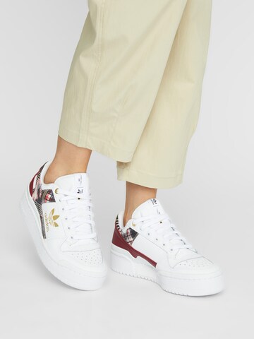 ADIDAS ORIGINALS - Sapatilhas baixas 'Forum Bold' em branco: frente