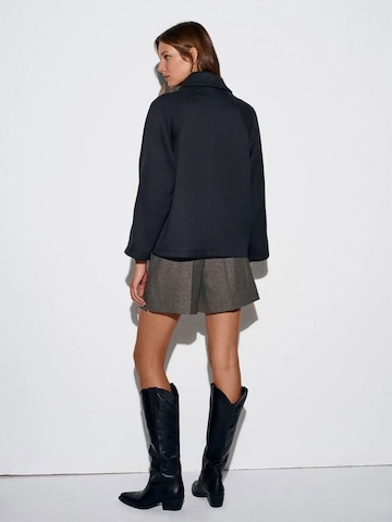 Dilvin Between-Season Jacket in Black