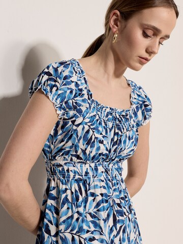Robe Apricot en bleu