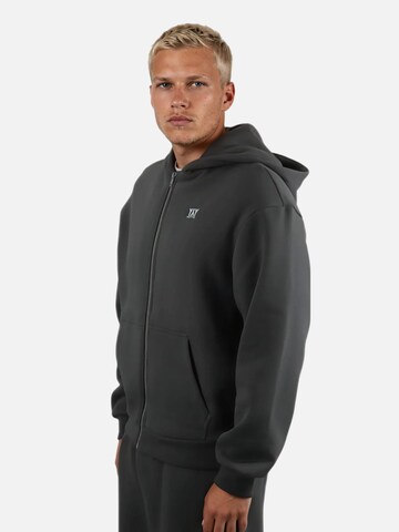 HEFTYKA Zip-Up Hoodie in Grey