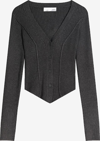 Geacă tricotată de la Bershka pe gri: față