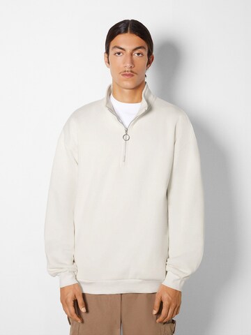 BershkaSweater majica - bijela boja: prednji dio