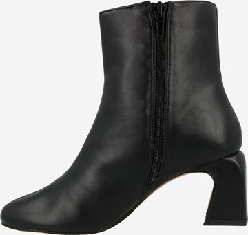 Botine de la Warehouse pe negru