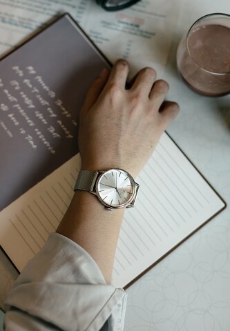 August Berg Analog Watch 'Serenity Simply' in Silver: front
