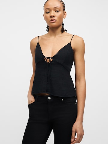Top de la Abercrombie & Fitch pe negru