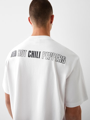 Tricou de la Bershka pe alb