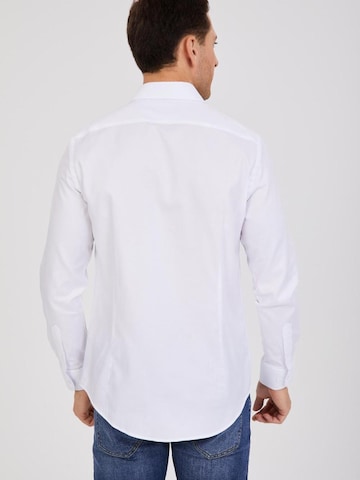 7Camicie - Ajuste estrecho Camisa de negocios 'Firenze Satin Man Shirt Black' en blanco