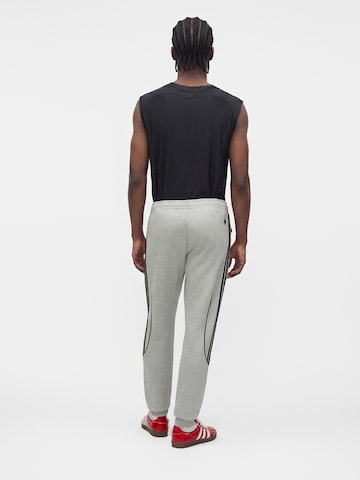 ADIDAS ORIGINALS Tapered Παντελόνι 'Spacer' σε γκρι