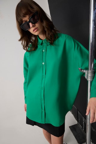 Touche Prive Shirt in Green: front