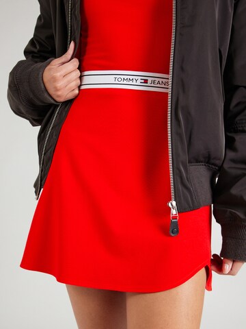 Tommy Jeans - Falda en rojo