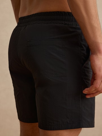 DAN FOX APPAREL Kratke kopalne hlače 'Laurin' | črna barva