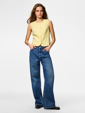 Gilet 'PCKAMIL' PIECES en jaune
