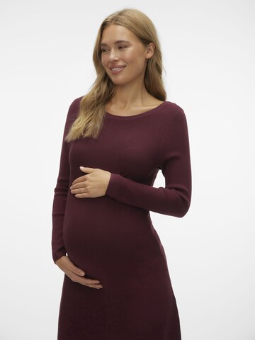 Robes en maille Vero Moda Maternity en rouge