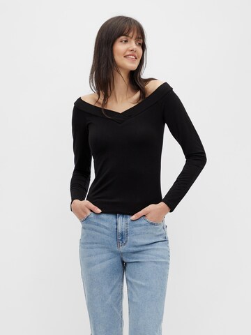 Tricou de la PIECES pe negru: față