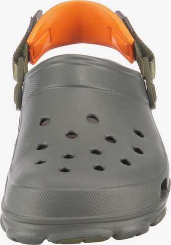 Crocs כפכפים סגורים באפור