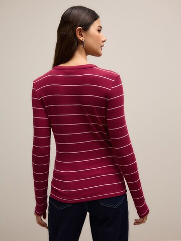 Next Shirt in Red