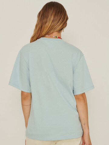 T-shirt 'Tia' ABOUT YOU x Sofia Tsakiridou en bleu