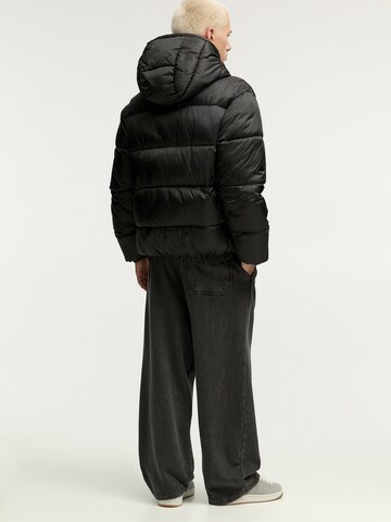 Pull&Bear Zimní bunda – černá