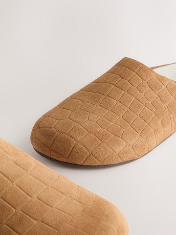 Saboţi de la Next pe maro